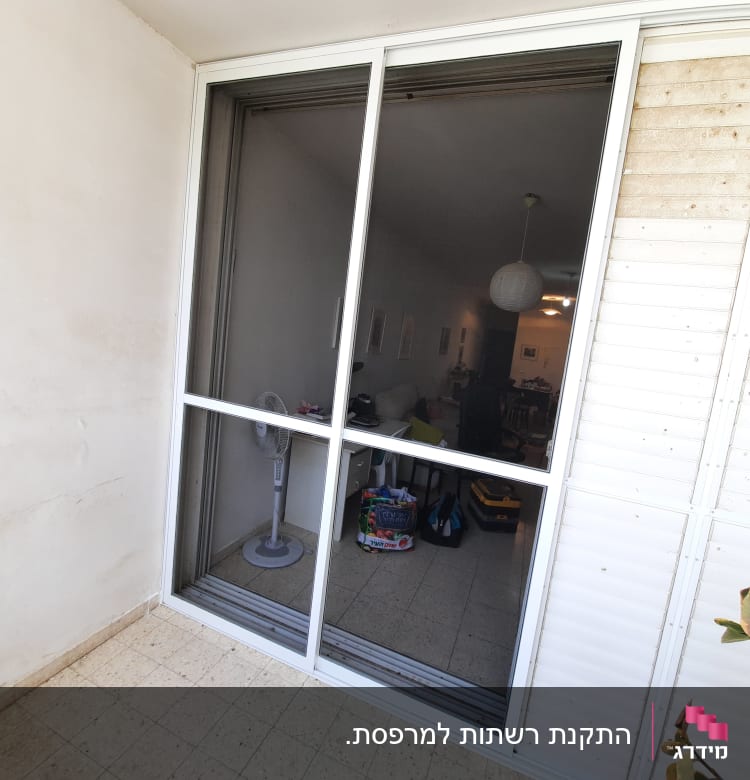 חלון אלומיניום עם תריסים במרפסת